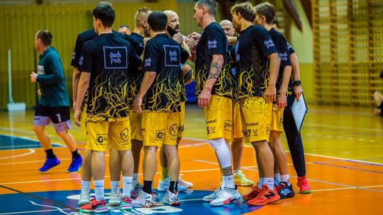 zdjęcie przedstawia drużynę koszykówki na boisku