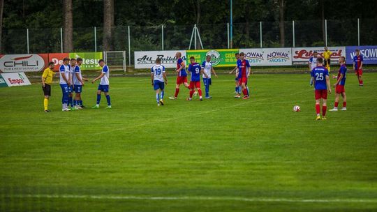 piłkarze grający mecz na stadionie