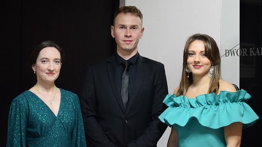 dwie kobiety i mężczyzna