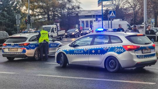 zdjęcie przedstawia dwa radiowozy policji na skrzyżowaniu