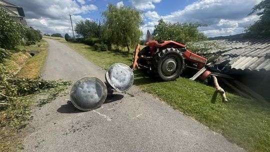 zdjęcie przedstawia ciągnik który uderzył w szopę