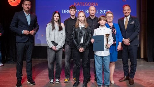 zdjęcie przedstawia dzieci i dorosłych na scenie