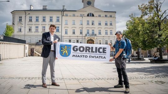 Piotr Fejkiel wraz z Burmistrzem Rafałem Kuklą z flagą Gorlic przed Ratuszem w Gorlicach