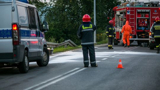 Uwaga, plama oleju na drodze. Strażacy działają już kilka godzin