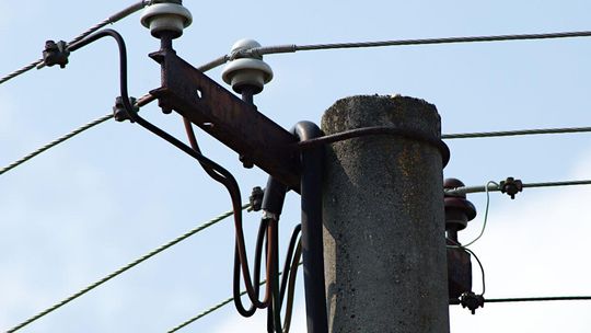 zdjęcie przedstawia słup energetyczny