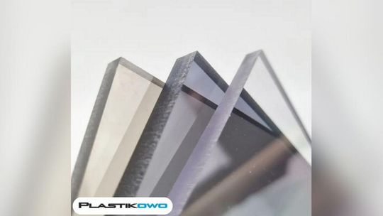Plastikowo.pl – ekspert w dziedzinie poliwęglanu i nowoczesnych rozwiązań z tworzyw zdjęcie przedstawia plastikowe trójkąty