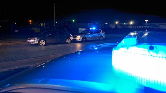 zdjęcie przedstawia radiowóz na sygnałach za zatrzymanym pojazdem