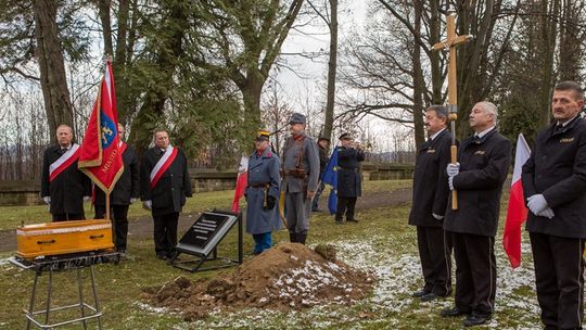 Pochówek niemieckich żołnierzy, których szczątki znaleziono podczas remontu drogi