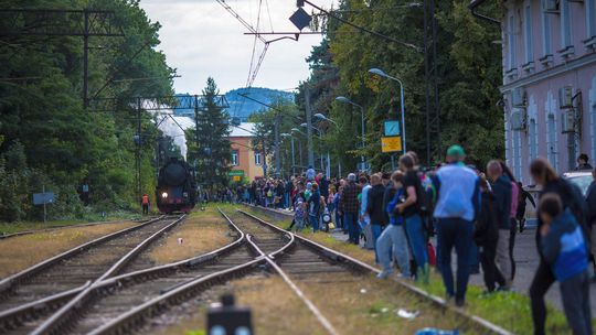zdjęcie przedstawia tłum ludzi na gorlickiej stacji PKP