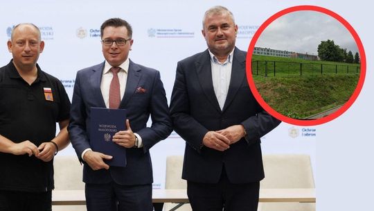 trzech mężczyzn stojących pozujących