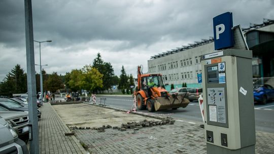 Pod szpitalem praca wre. Dobrej jakości parking w tym miejscu to nie kwestia estetyki [FOTO]