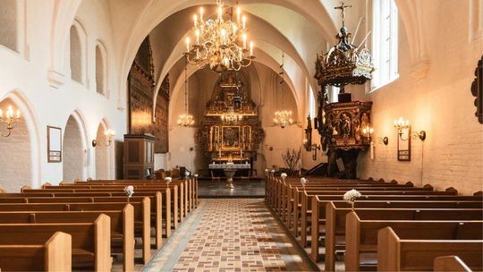 zdjęcie przedstawia wnętrze kościoła nawa główna w kościele