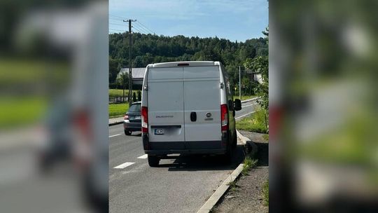 zdjęcie przedstawia biały samochód dostawczy stojący na ulicy