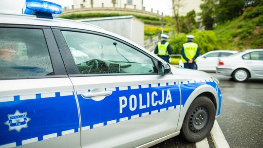 Podejrzenie podpalenia w powiecie gorlickim. Trwa policyjne śledztwo zdjęcie przedstawia policyjny radiowóz
