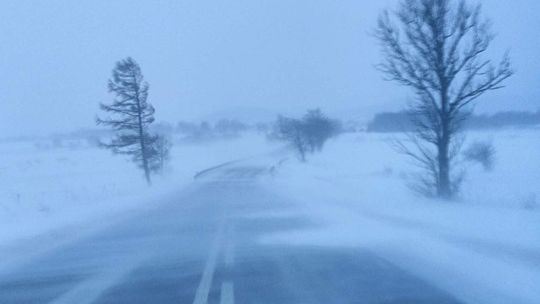zdjęcie przedstawia zaniecie śnieżne na drodze