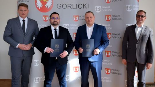 Podpisano umowy na kolejne inwestycje drogowe w Powiecie Gorlickim Zdjęcie przedstawia władze w Starostwie Powiatowym