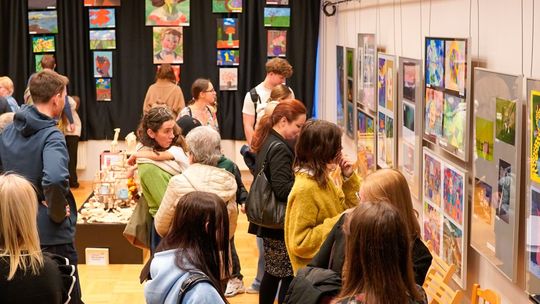 Zdjęcie przedstawia sale z wystawą rysunków