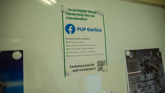 zdjęcie przedstawia tablicę informacyjną i zawieszone tam ogłoszenia