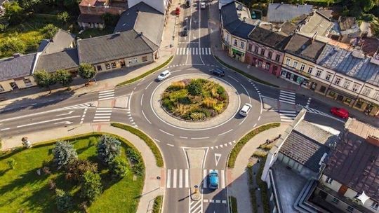 zdjęcie przedstawia rondo w mieście