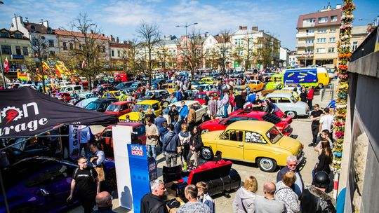 Pojazdy z minionej epoki zaparkowały na płycie gorlickiego Rynku [FOTO/VIDEO]