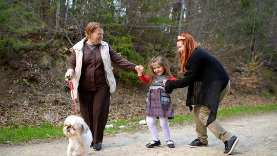 Pokaż nam swoje popołudnie. Prześlij zdjęcie i odbierz wejściówki do kina zdjęcie przedstawia kobiety na spacerze z psem