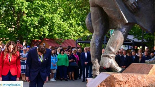 Burmistrz Gorlic składa kwiaty pod pomnikiem na Węgrzech