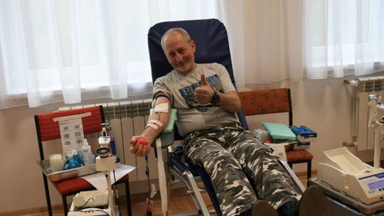 Krwiodawca podczas akcji oddawania krwi w Rożnowicach