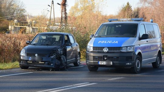 Policja podsumowuje ostatnie dni w powiecie gorlickim. Kolizja radiowozu zdjęcie przedstawia radiowóz policji i uszkodzony pojazd