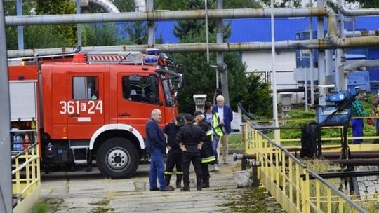 Policja, straż i prokuratura na rafinerii