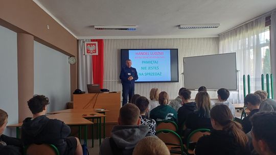 zdjęcie przedstawia klasę uczniów razem z policjantem