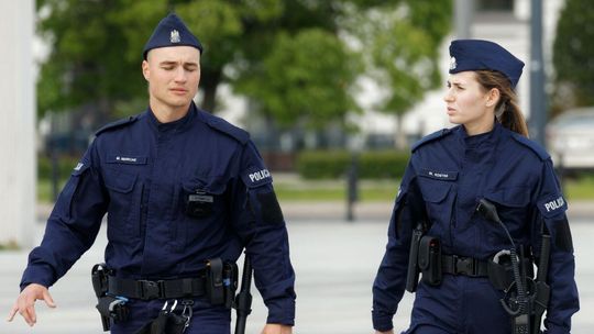 Zdjęcie przedstawia dwóch policjantów