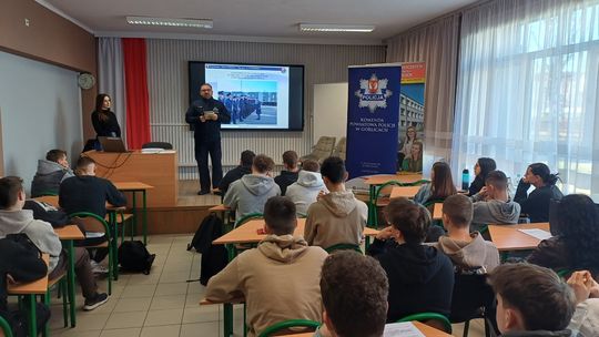 zdjęcie przedstawia spotkanie uczniów w klasie z policjantem