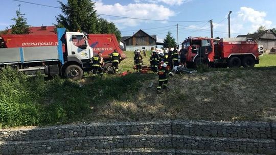 Policjanci i strażacy mówią o piątkowym wypadku w Racławicach, w którym zginął 55-letni mieszkaniec Ropy (video)