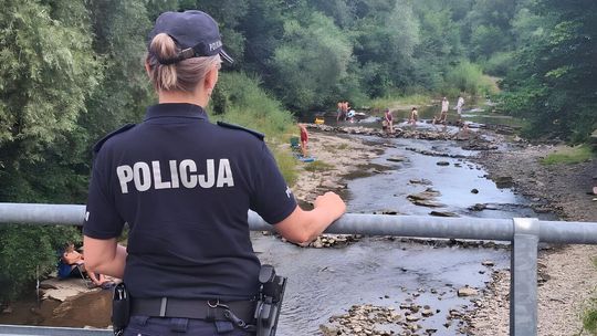 policjantka obserwująca ludzi