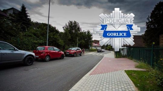 zdjęcie przedstawia ulicę i logo polcji
