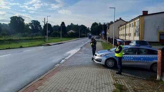 policjant obserwujący jezdnie