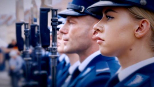 zdjęcie przedstawia policjantów w szeregu