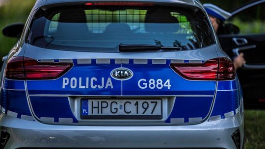 zdjęcie przedstawia policyjny radiowóz z którego wysiada policjant