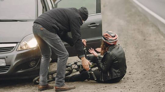 Policyjna kronika drogowa. Kolizja z udziałem osobówki i rowerzystki zakończona dwoma mandatami