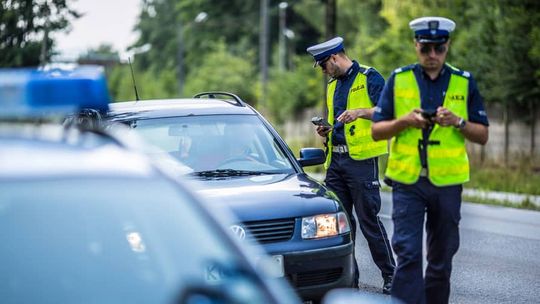 Policyjna kronika drogowa. Potrącenie pieszej, kolizja z rowerzystą, autobus w rowie