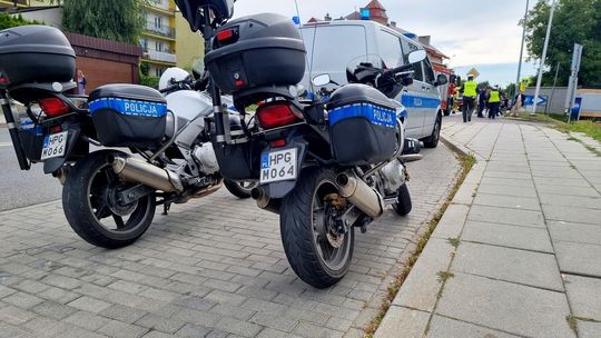 zdjęcie przedstawia dwa policyjne motocykle