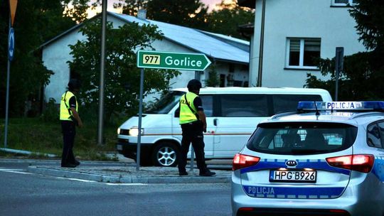 zdjęcie przedstawia portret mężczyzny i policyjne radiowozy