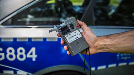 Policyjny bilans ostatniego weekendu w Gorlickiem. Oszustwo „na brata” i bardzo pijani kierujący zdjęcie przedstawia policyjny alkomat trzymany w ręce przez policjanta