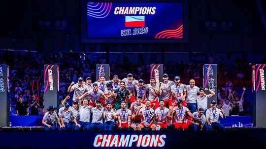 grupa zawodników na podium ligi narodów 2026