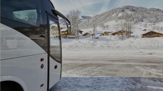 Autobus w zimowej aurze