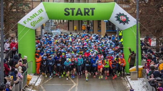 zdjęcie przedstawia dużą grupę osób, które wybiegają ze startu imprezy na ulicy