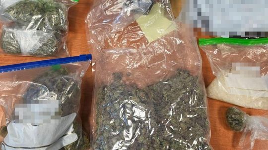 zdjęcie przedstawia woreczki z narkotykami