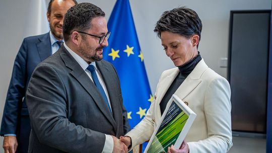 Zdjęcie przedstawia Urszulę Nowogórską i Mirosława Waląga ściskającego sobie dłonie