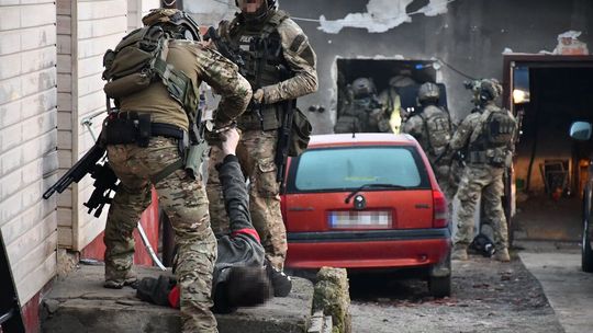 Zdjęcie przedstawia zatrzymanie osoby przez policje