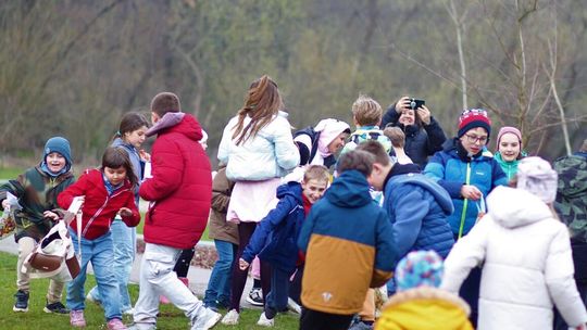 zdjęcie przedstawia biegającą grupę dzieci